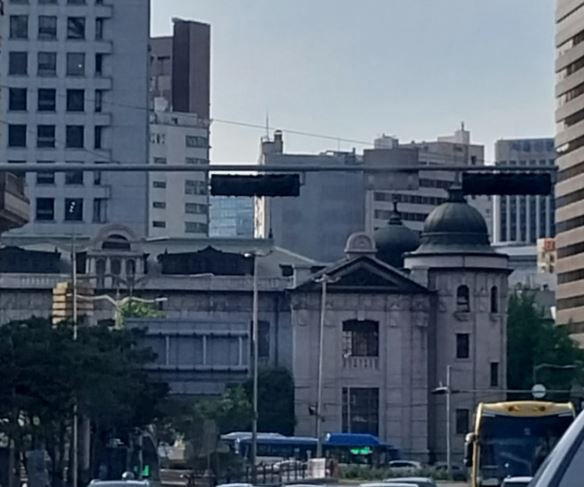 사진은 퇴계로에서 바라본 한국은행 본관 모습.