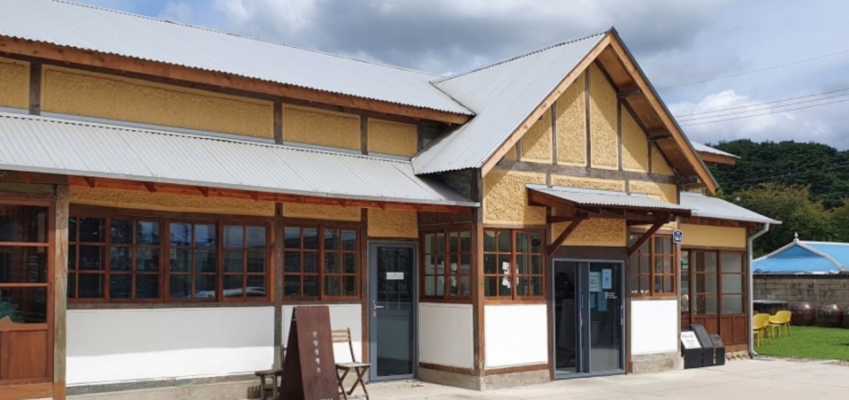 경상북도 산업유산으로 지정된 '문경의 산양양조장'. 지금은 베이커리 카페로 개조돼 운영되고 있다.