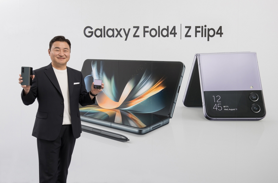 10일(한국시간) '삼성 갤럭시 언팩 2022'에서 삼성전자 MX사업부장 노태문 사장이 차세대 폴더블 스마트폰 '갤럭시 Z 플립4(Galaxy Z Flip4)'와 '갤럭시 Z 폴드4(Galaxy Z Fold4)'를 소개하고 있다.<br>
