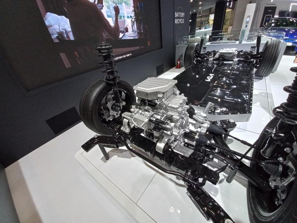 사진은 '2021서울모빌리티쇼'에 출품된 기아차의 전기차 EV6의 프레임으로 본문 기사와는 직접적인 관련은 없음.