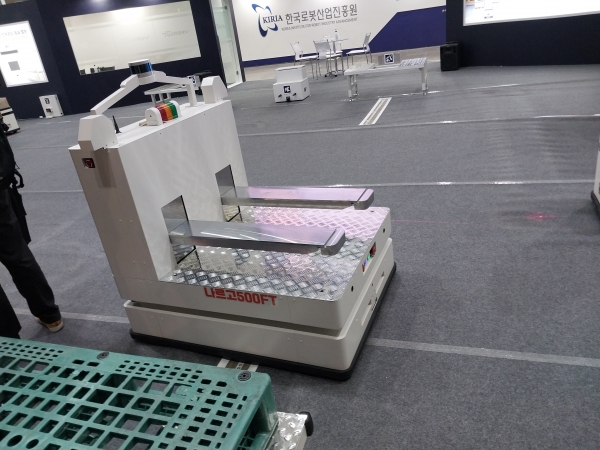 공장 작업 도구를 전달하거나 이송하는 작업 보조용 협동로봇.