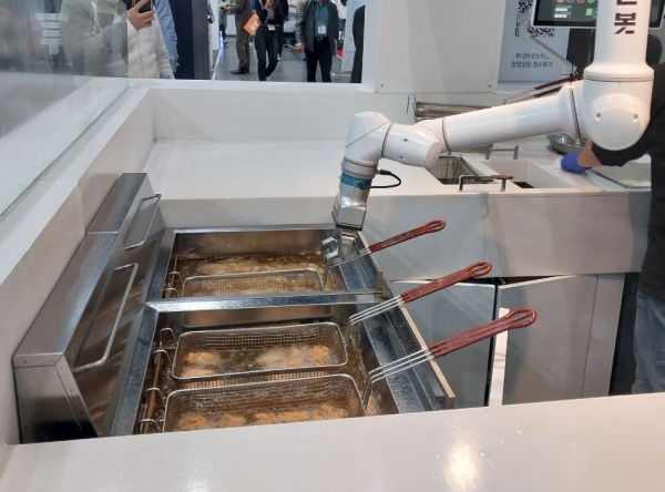 닭튀김 요리를 하고 있는 '튀김 로봇'.