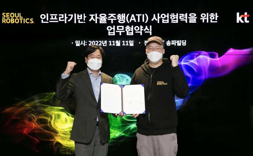 KT AI mobility사업단장 최강림 상무(왼쪽)와 이한빈 서울로보틱스 이한빈 대표가 업무협약을 체결한뒤 기념촬영을 하고 있다.