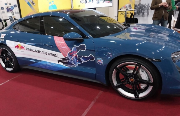 '2022 국제사인디자인전'에 출품된 '스마트사이니지' 차량광고 제품.
