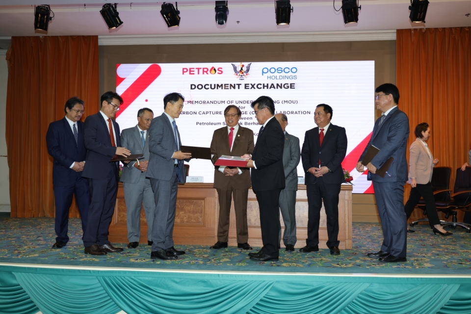 포스코그룹은 12일 말레이시아 사라왁 주정부청사에서 페트로스와 CCS(탄소포집저장) 사업 협약을 맺었다. 조주익 포스코홀딩스 수소사업추진단장(왼쪽부터 네번째)과 안이 응가우 페트로스 사라왁자원관리부문장(여섯번째)이 협약서를 교환하고 있다.
