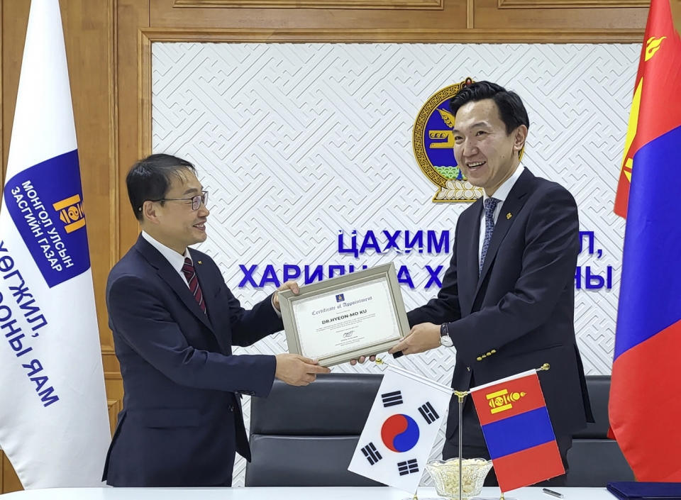 구현모 KT 대표(왼쪽)가 '몽골 최고기술경영자(CTO)' 위촉식에 참석해 몽골 디지털개발부 오츠랄 니암오소르(Uchral Nyam-Osor) 장관으로 부터 위촉장을 전달 받고 있다.