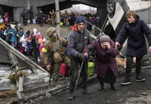 러-우크라 전쟁으로 피난길에 나선 우크라이나 주민들. (사진=로이터 통신)