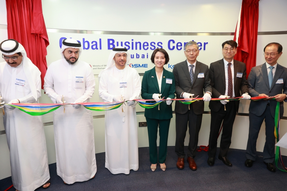 이영 중소벤처기업부 장관(왼쪽에서 네 번째)이 8일(현지시간) UAE 두바이에서 열린 글로벌비즈니스센터 개소식에서 테이프커팅을 진행하고 있다.