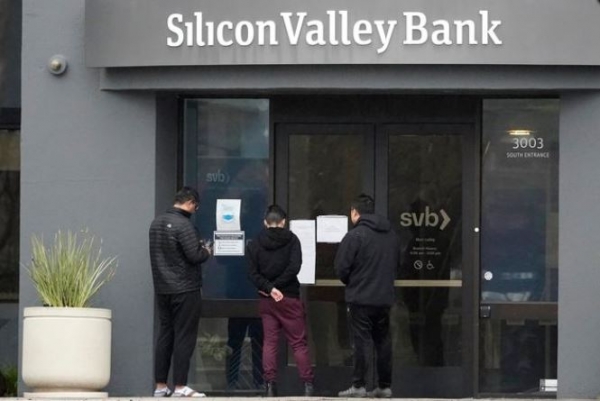 파산 소식이 알려지자 시민들이 실리콘밸리(SVB) 은행 창구에서 예금을 인출하고 있다.(사진=월스트리트 저널)