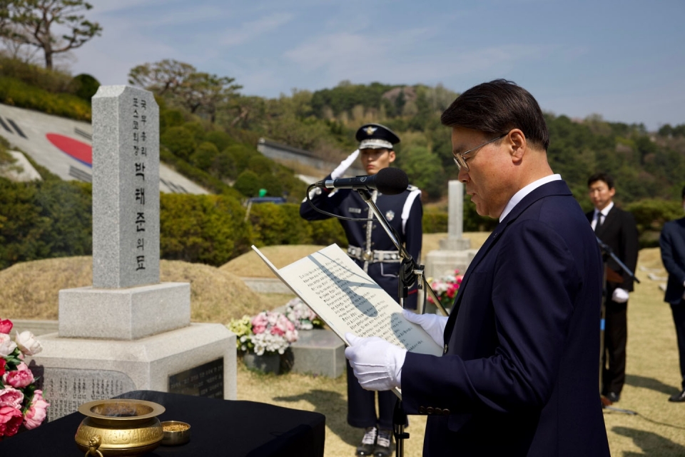 최정우 포스코그룹 회장이 3일 국립서울현충원을 찾아 박태준 초대회장 묘소를 참배하고 있다.