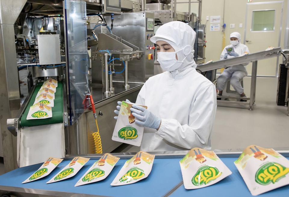 전남 여수에 위치한 식품기업 '쿠키아' 는 삼성으로부터 스마트공장 구축 지원을 받아 6년만에 매출이 8배 뛰었다. 사진은 '쿠키아' 공장 내 포장공정 라인에서 직원이 최종 포장 상태를 점검하는 모습.