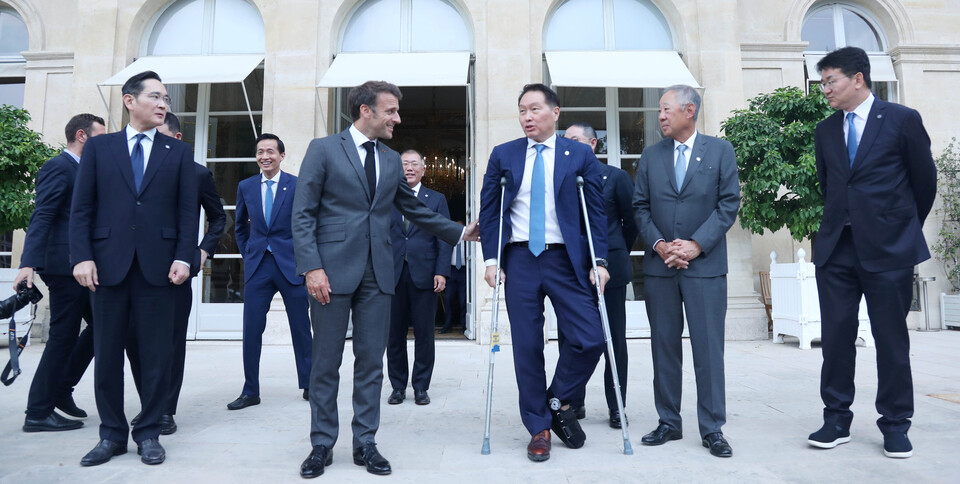 마크롱 프랑스 대통령(왼쪽)과 최태원 대한상의 회장이 환담을 하고 있다.