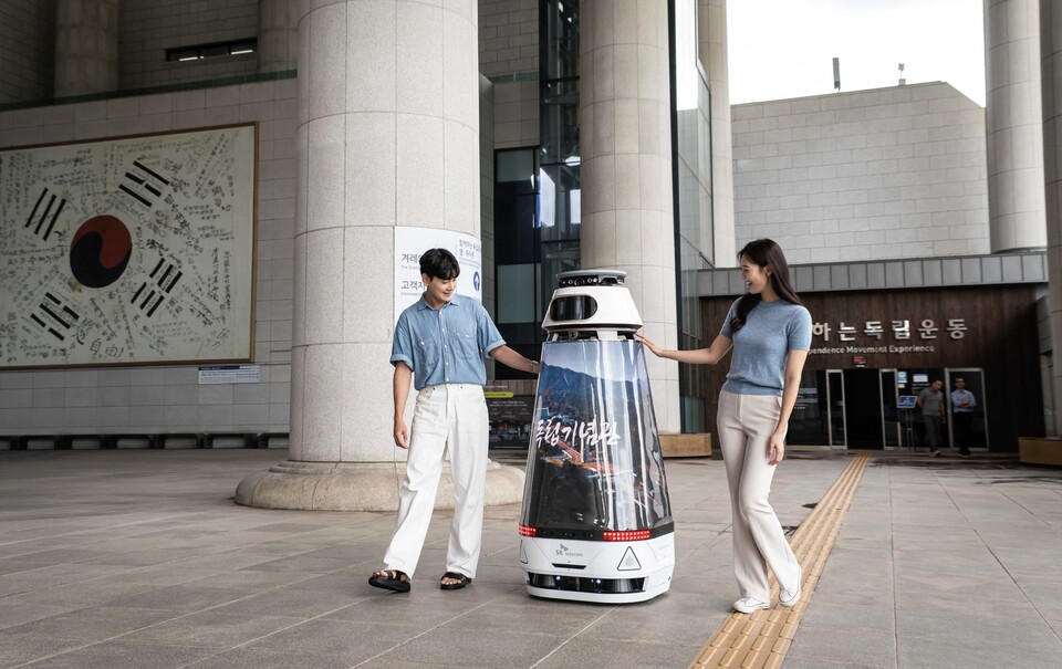 SKT가 AI 기술을 활용해 만든 독립운동 콘텐츠 미디어로봇.  