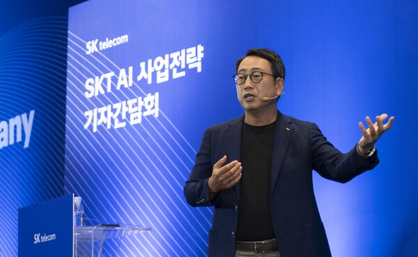 SKT 유영상 대표가 26일 SK T타워 수펙스홀에서 열린 ‘SKT AI 사업전략 기자간담회’에서 키노트를 발표하는 모습.