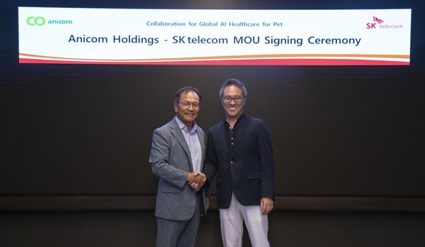 SKT 하민용 CDO(왼쪽)와 일본 애니콤 홀딩스 코모리 노부아키(Komori Nobuaki) 회장이 업무협약을 체결한후 기념촬영을 하고 있다.