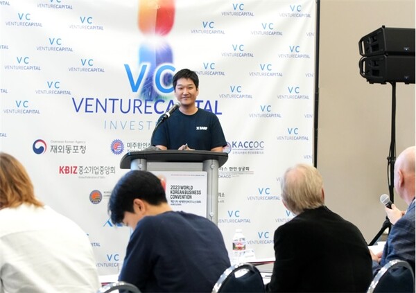 유성한 반프(BANF) 대표가 ‘제21차 세계한인 비즈니스대회(WKBC)’ 스타트업 경진대회에서 사업모델에 대해 설명하고 있다.