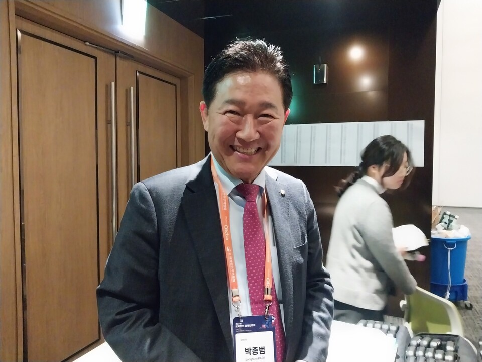 26일 세계한인무역협회(월드옥타) 제22대 회장에 당선된 박종범 영산그룹 회장이 수원 컨벤션센터에서 당선이 확정된후 환한 미소를 짓고 있다.  [황복희 기자]