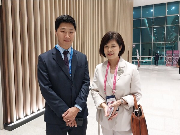 26일 제22대 월드옥타 차기 회장에 당선된 박종범 영산그룹 회장의 부인 송효숙 여사와 장남 박건영 씨가 수원 컨벤션센터에서 포즈를 취했다. [황복희 기자]