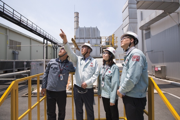 2019년 '산업안전보건의 날'을 맞아 정부로부터 동탑산업훈장을 받은 한국3M 김종구 공장장(왼쪽에서 두번째)이 현장직원들과 공장내부를 점검하는 모습. 
