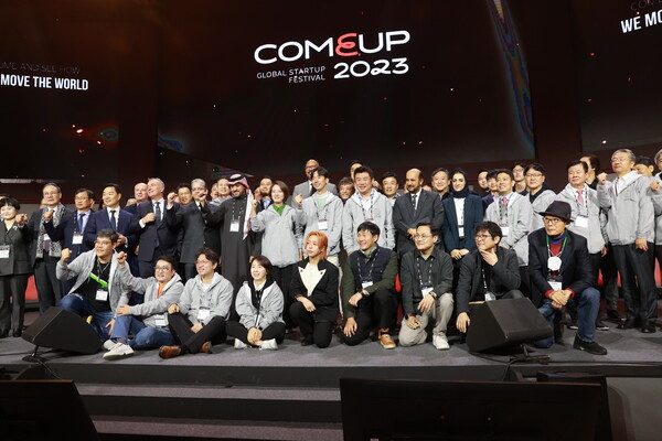 이영 중소벤처기업부 장관(둘째줄 가운데)이 8일 서울 동대문디자인플라자(DDP)에서 열린 '컴업(COMEUP) 2023' 개막식에서 참석자들과 기념 촬영을 하고 있다.