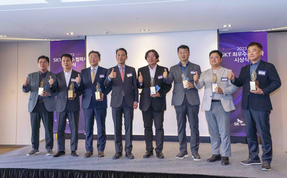 SKT 김진원 CFO(왼쪽에서 4번째)가 수상 기업 대표들과 함께 기념 촬영을 하는 모습.