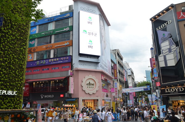 서울 중구 명동 거리 모습.
