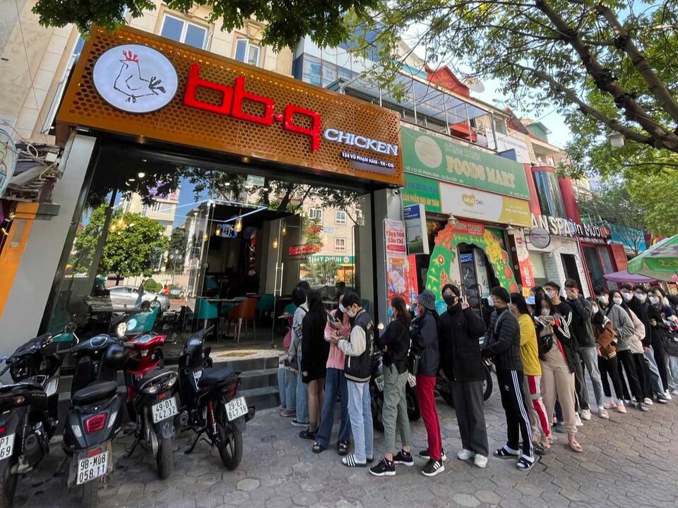 BBQ가 베트남 하노이 부팜함에 오픈한 BBQ 부팜함점에 고객이 길게 줄을 늘어선 모습. [BBQ]