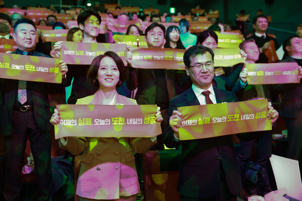 이영 중소벤처기업부 장관(앞줄 왼쪽)이 19일 서울 마포구 에스플렉스센터에서 열린 '2023 재도전의 날' 행사에서 참석자들과 세리머니를 하고 있다.