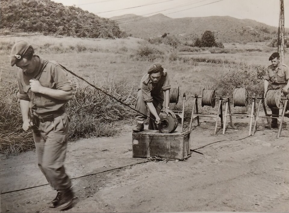 한국전에 참전 중인 뉴질랜드군인들이 전기선을 옮기는 모습.