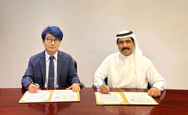  이락형 구루미 대표(왼쪽)가 압둘라 알 카심 IMS 대표와 중동 교육시장 진출을 위한 업무협약을 체결하는 모습. 