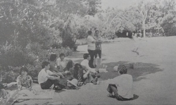 1974년 10월 팔머스토 노스(Palmerston North)에서 열린 제1차 한인총회 후 친목을 다지는 모습. [출처= 뉴질랜드 한인사]