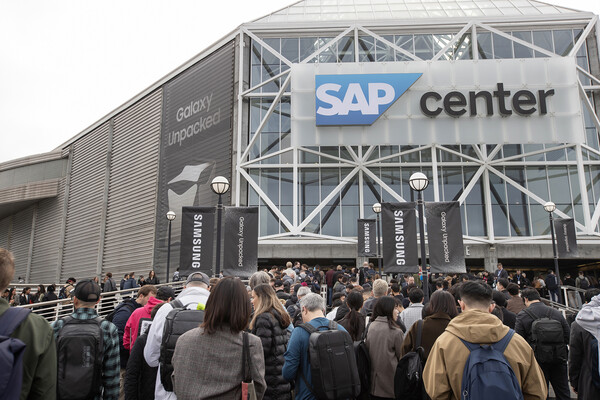 17일(현지시간) 미국 새너제이 SAP센터에서 열린 '갤럭시 S24 언팩 2024' 행사장으로 관람객들이 입장하는 모습. 