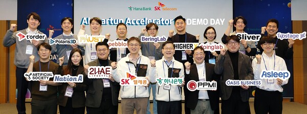 하나은행과 SK텔레콤이 지난 23일 인터콘티넨탈 서울 코엑스에서 개최한 'AI Startup Accelerator 1기' 데모데이 행사에 참여한 정재욱 하나은행 디지털신사업본부 본부장(왼쪽에서 다섯번째)과 강세원 SK텔레콤 ESG 추진 담당(네번째)이 참여업체 대표들과 기념촬영을 하고 있다.