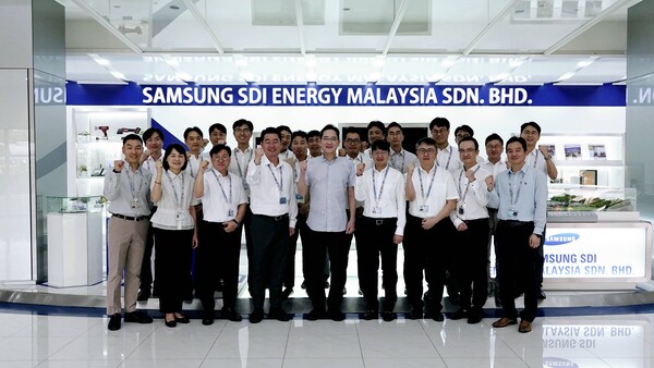  이재용 삼성전자 회장이 지난 9일 말레이시아 스름반 SDI 생산법인에서 현지 근무자들과 기념촬영을 하는 모습. 