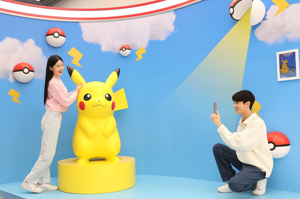 삼성 강남 '갤럭시 스튜디오 Game' 포토월에서 방문객들이 '갤럭시 S24' 시리즈로 포켓몬과 함께 기념 사진을 촬영하는 모습.