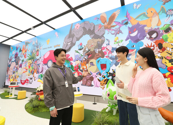삼성 강남 '갤럭시 스튜디오 Game'에서 팬큐레이터가 방문객들에게 '더 월' 앞 포켓몬과의 단체사진 촬영을 안내하는 모습. 