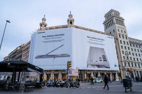 19일(현지시간) 스페인 바르셀로나 카탈루냐 광장의 갤럭시 S24 시리즈 대형 옥외광고.
