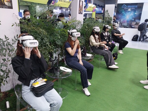 '2022 메타버스 페스티벌'에서 관람객들이 가상현실을 체험하는 모습.