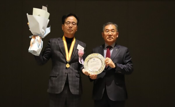 이의현 한국금속공업협동조합 이사장(오른쪽)이 '제12대 자랑스러운 금속인'에 선정된 이규훈 대현금속 대표와 기념촬영을 하고 있다. 
