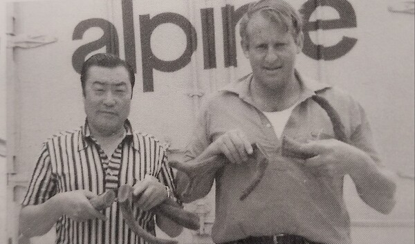 뉴질랜드에서 최초로 녹용사업을 시작한 김경준 씨(왼쪽)와 Sir Tim Wallis 씨(뉴질랜드 사슴 산업 개척자-1973년1월) [출처= 뉴질랜드 한인사] 