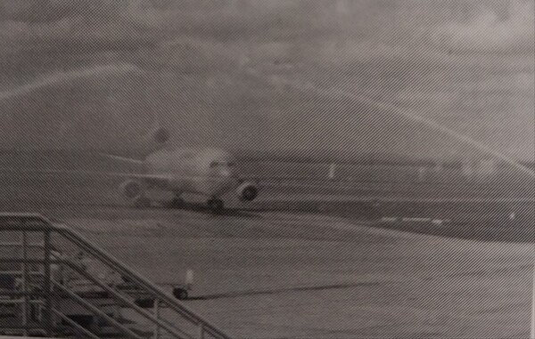 1993년 11월4일 대한항공 첫 취항을 환영하는 뉴질랜드 오클랜드공항 당국의 물대포 축하 장면 [출처= 뉴질랜드 한인사]