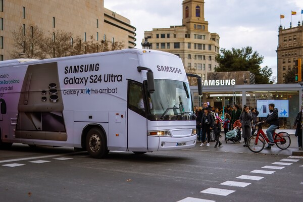 현지시간 25일, 스페인 바르셀로나 시내를 누비는 갤럭시 S24 시리즈 랩핑 버스.