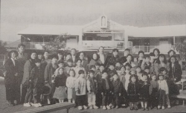 1993년 5월29일 오클랜드 한인성당의 한글학교 개교 기념사진. [출처= 뉴질랜드 한인사]