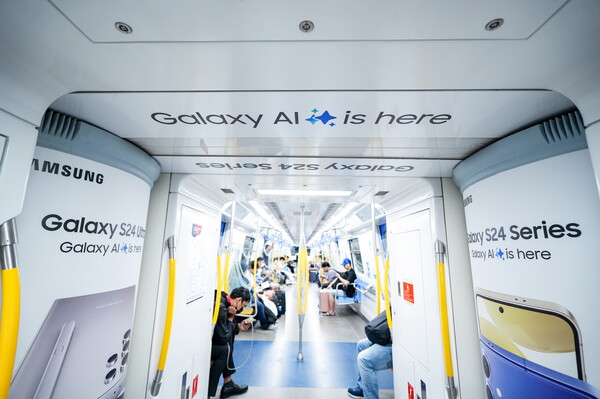 '갤럭시 S24'와 '갤럭시 AI' 이미지로 랩핑된 말레이시아 쿠알라룸푸르 지하철 내부.