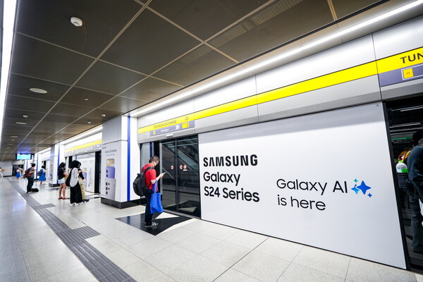 '갤럭시 S24'와 '갤럭시 AI' 이미지로 랩핑된 말레이시아 쿠알라룸푸르 TRX 지하철역.