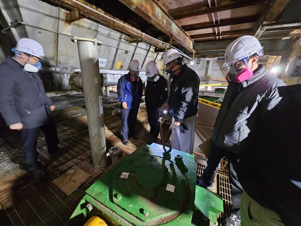 고용노동부 담당자들이 지난해 12월 안전사고가 발생한 영풍 석포제련소를 방문해 사고현장을 살펴보고 있다. [고용노동부]  