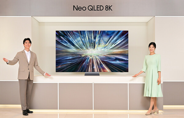 삼성전자가 2024년형 Neo QLED·삼성 OLED TV 신제품을 15일 국내 시장에 공식 출시하며 AI TV시대를 선언했다.​​​​​​​ 삼성전자는 제품 출시에 앞서 서울 서초사옥 다목적홀에서 신제품 론칭 기념행사 'Unbox & Discover 2024'를 진행했다. 사진은 삼성전자 모델이 역대급 성능의 '3세대 AI 8K 프로세서'를 탑재한 2024년형 Neo QLED 8K TV 신제품을 소개하는 모습.