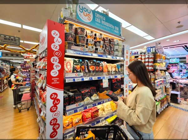 수출회복세가 미약할 것으로 전망되고 있다. 홍콩 현지 소비자가 홍콩 파크앤샵 매장에서 GS리테일 PB 상품을 고르고 있다. [GS리테일]