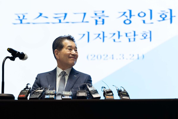 21일 서울 포스코센터에서 열린 기자간담회에서 기자들의 질문에 답하며 미소를 짓고 있다. 