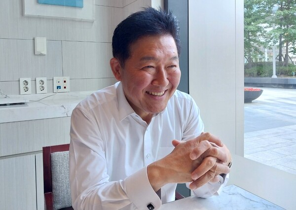 오는 10월29일~11월1일 오스트리아 빈에서 열리는 제28차 세계한인경제인대회 겸 '비엔나엑스포' 준비에 여념이 없는 박종범 월드옥타(세계한인무역협회) 회장.  출처 : 재외동포신문(https://www.dongponews.net)